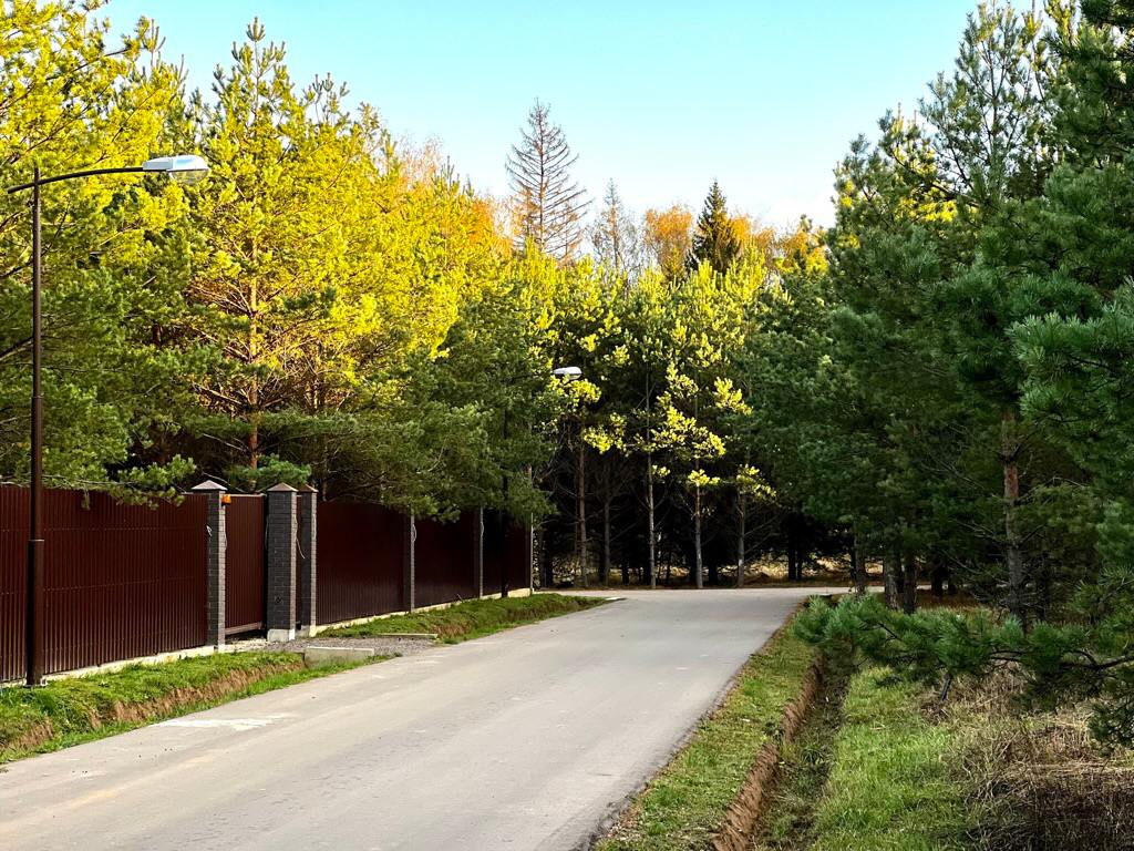 Продается участок 8 соток в коттеджем поселке бизнес-класса с соснами